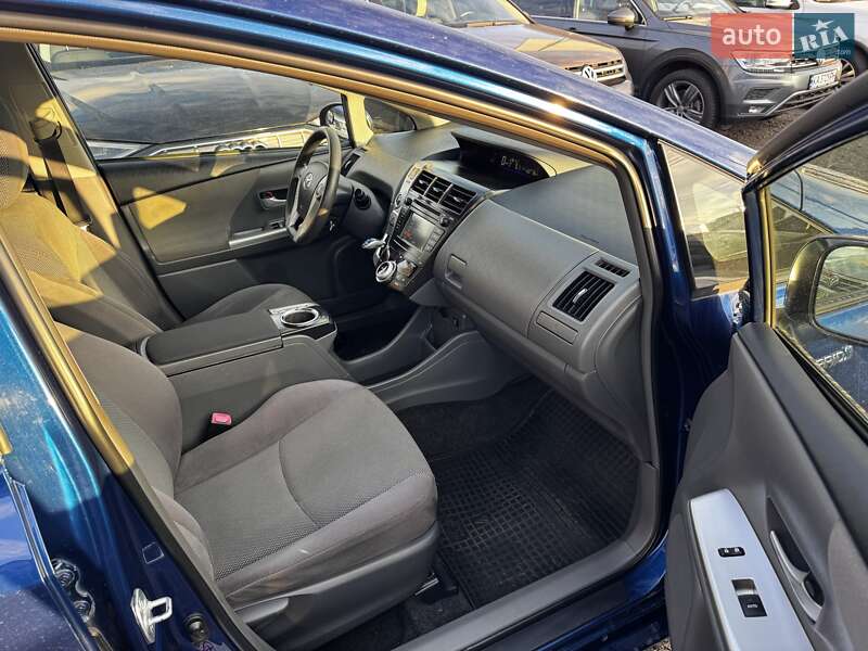 Универсал Toyota Prius v 2014 в Киеве