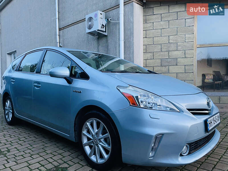 Toyota Prius v 2013