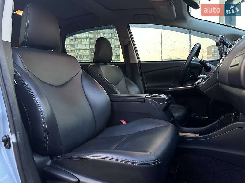 Универсал Toyota Prius v 2015 в Киеве