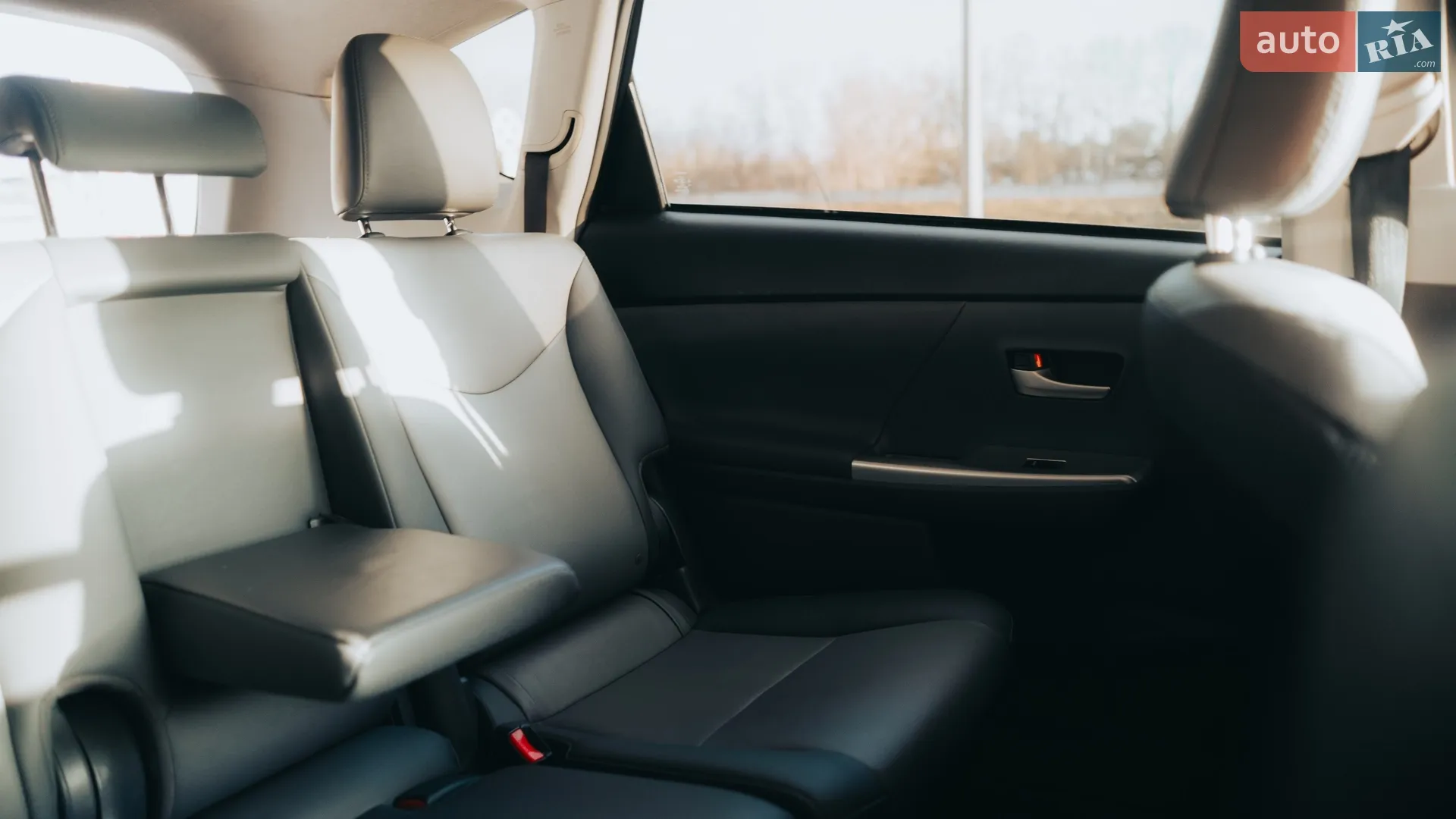 2013 Toyota Prius v (+) - мініатюра 30