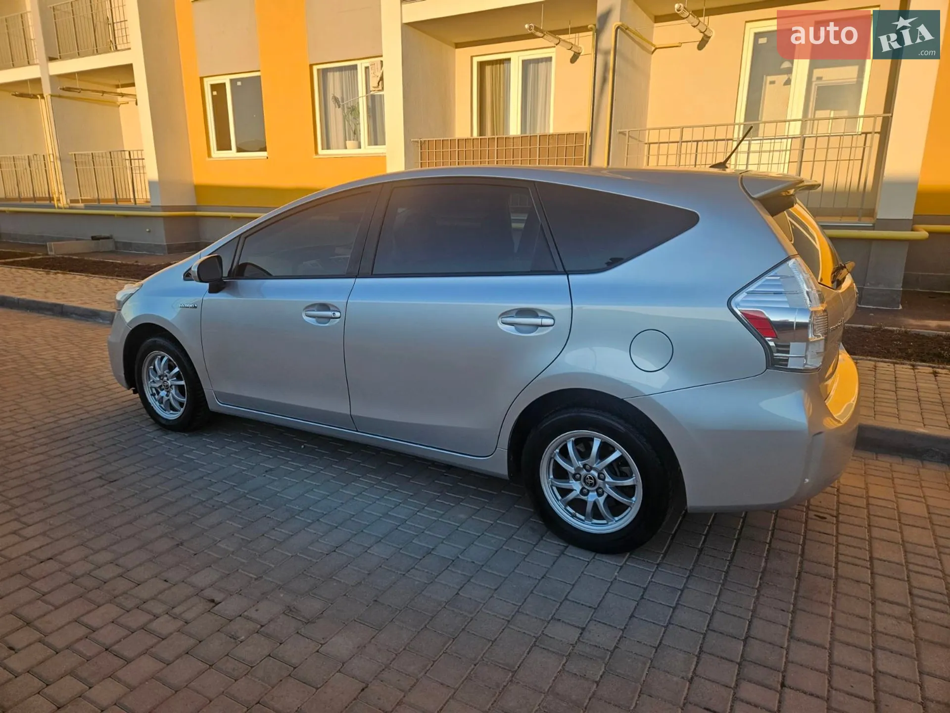 2014 Toyota Prius v (+) - мініатюра 4