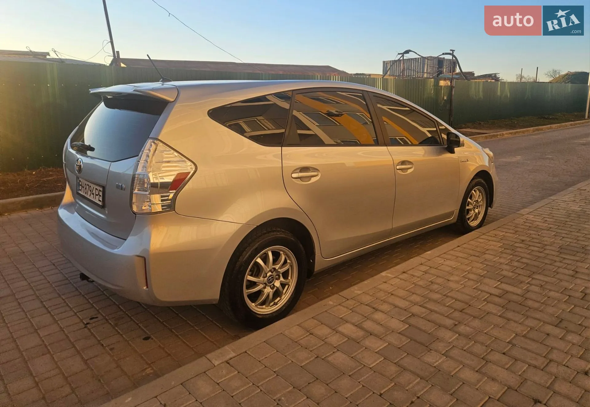 2014 Toyota Prius v (+) - мініатюра 7