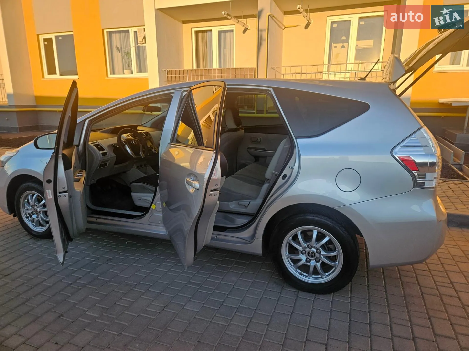 2014 Toyota Prius v (+) - мініатюра 10