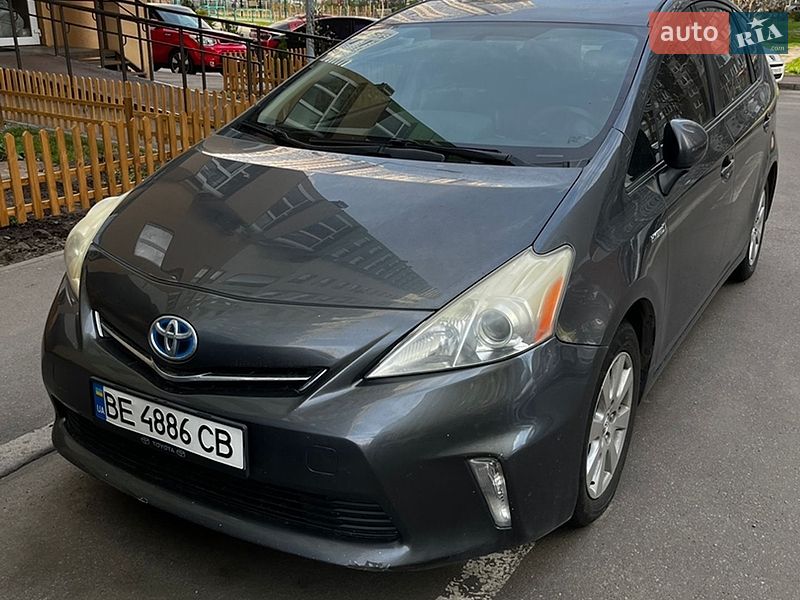 Toyota Prius v 2011