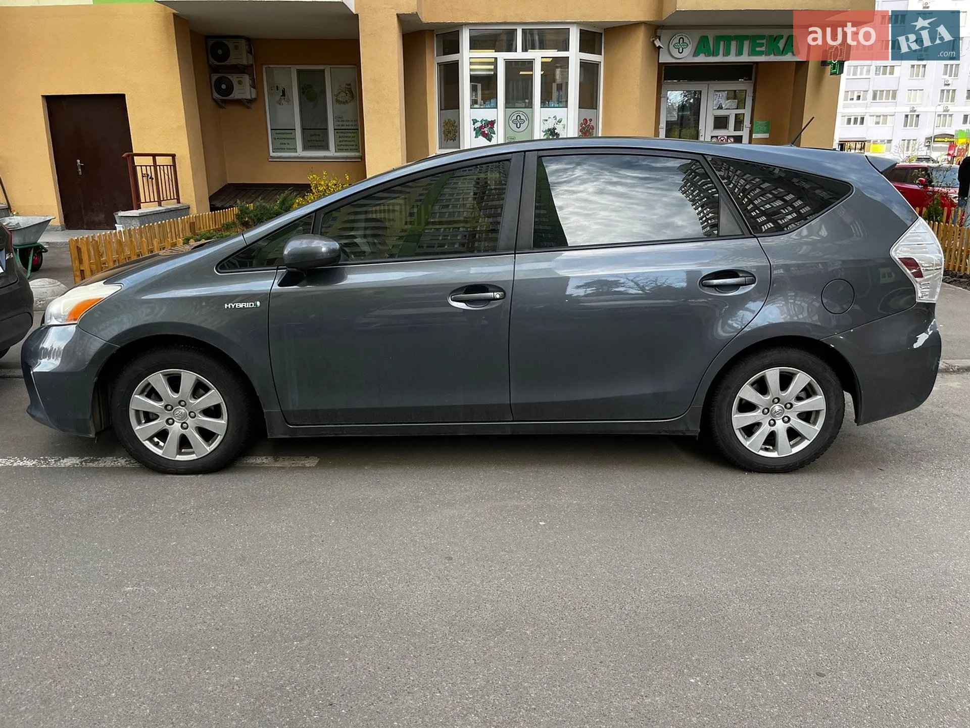 2011 Toyota Prius v (+) - мініатюра 3