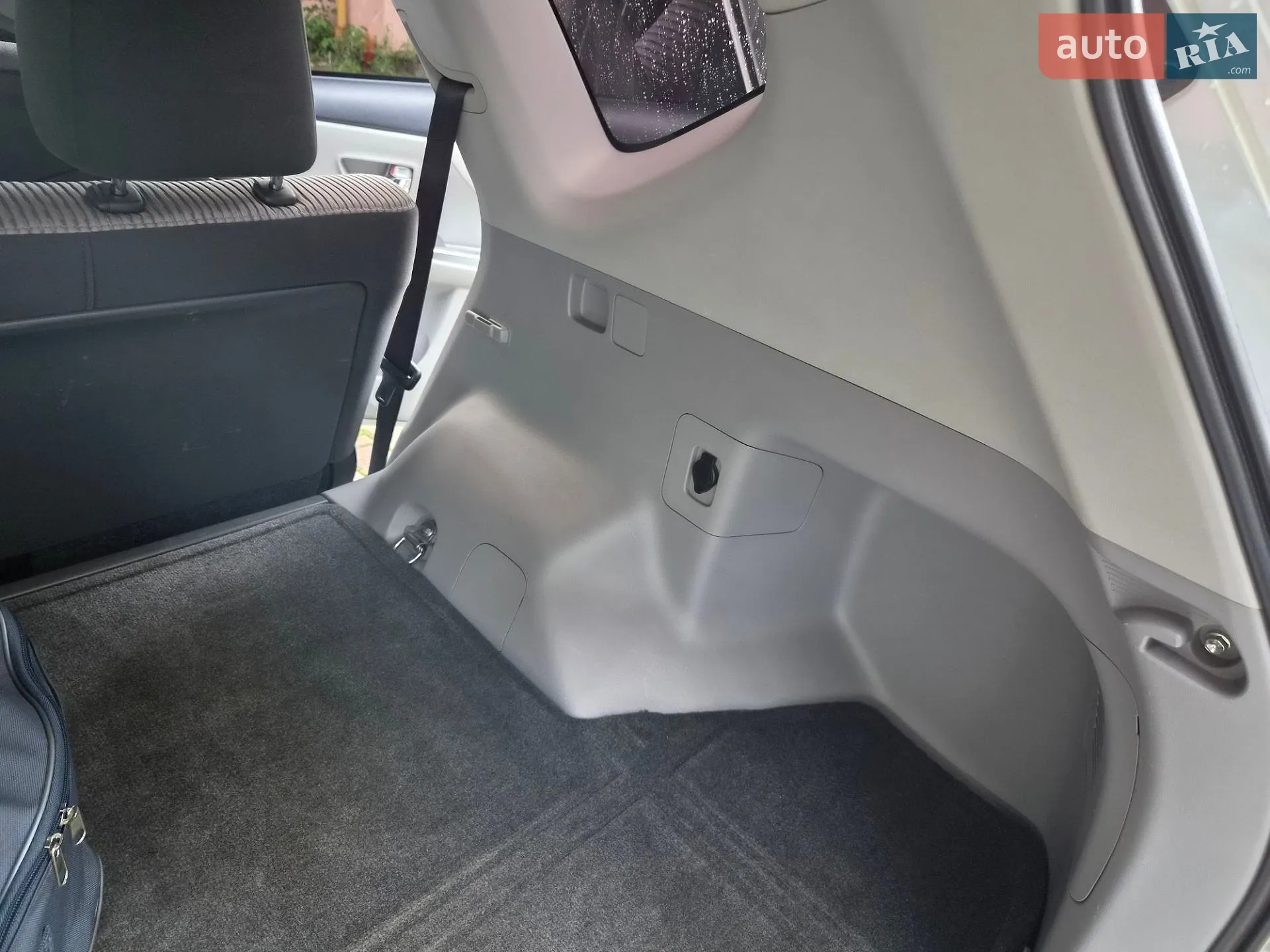 2014 Toyota Prius v (+) - мініатюра 40