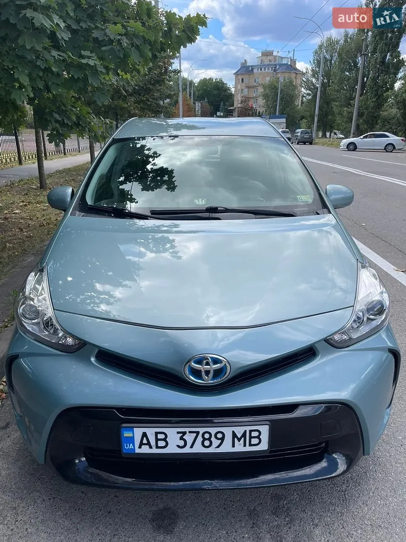 2016 Toyota Prius v (+) - мініатюра 2