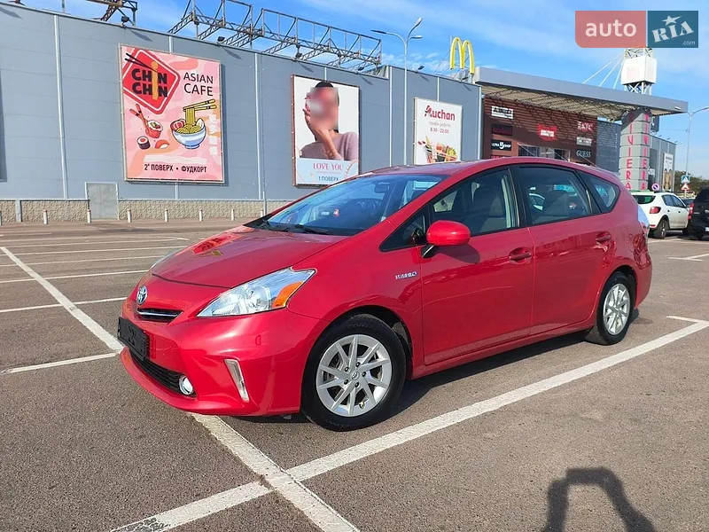 Toyota Prius v