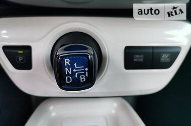 Седан Toyota Prius 2016 в 