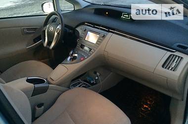 Хетчбек Toyota Prius 2015 в 