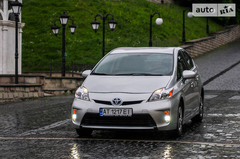 Седан Toyota Prius 2015 в Черновцах
