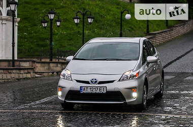 Седан Toyota Prius 2015 в 