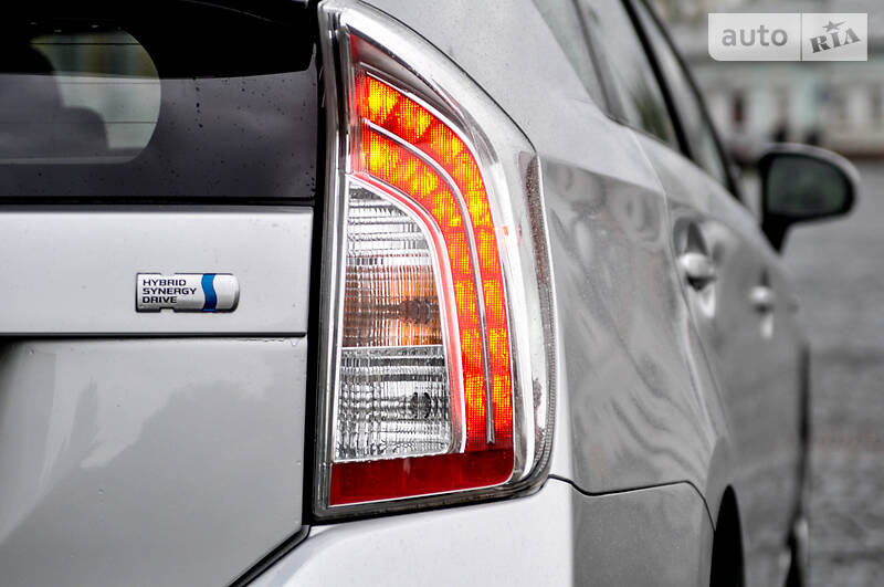 Седан Toyota Prius 2015 в Черновцах