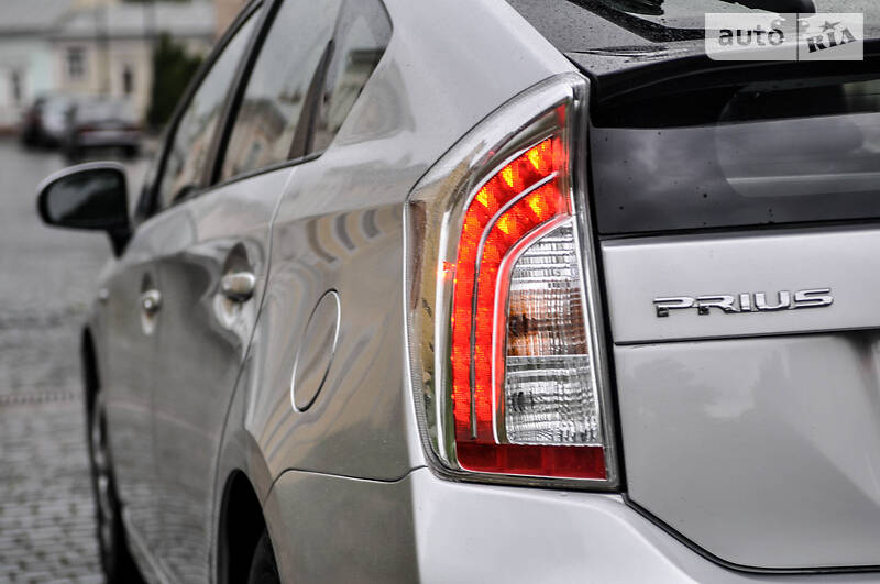 Седан Toyota Prius 2015 в Черновцах