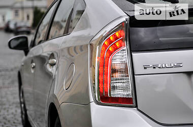Седан Toyota Prius 2015 в 