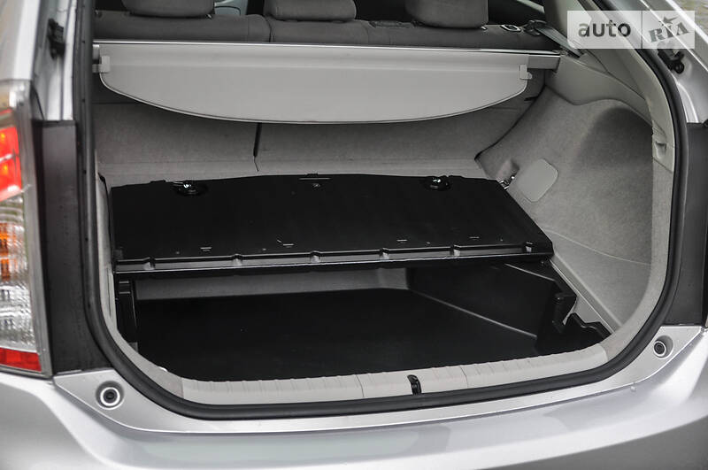 Седан Toyota Prius 2015 в Черновцах