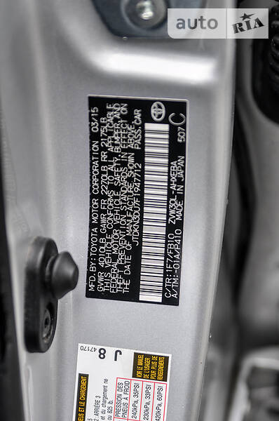 Седан Toyota Prius 2015 в Черновцах