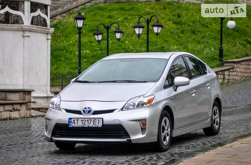 Седан Toyota Prius 2015 в Черновцах