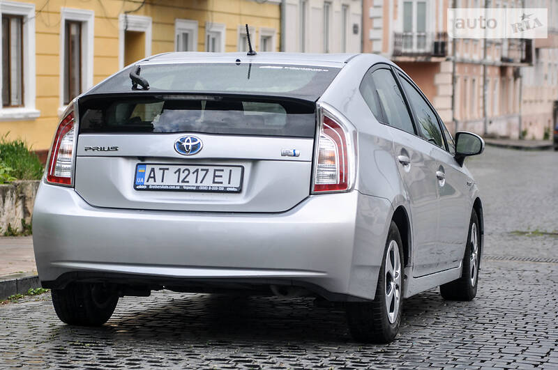 Седан Toyota Prius 2015 в Черновцах