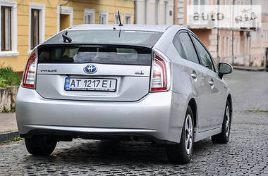 Седан Toyota Prius 2015 в 