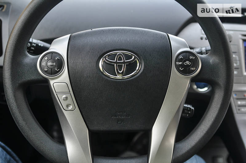 Седан Toyota Prius 2015 в Черновцах
