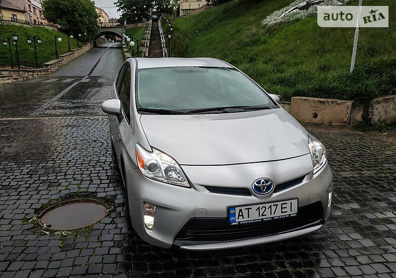 Седан Toyota Prius 2015 в Черновцах