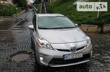 Седан Toyota Prius 2015 в 