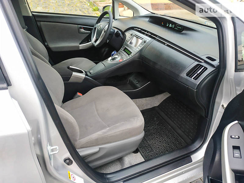 Седан Toyota Prius 2015 в Черновцах