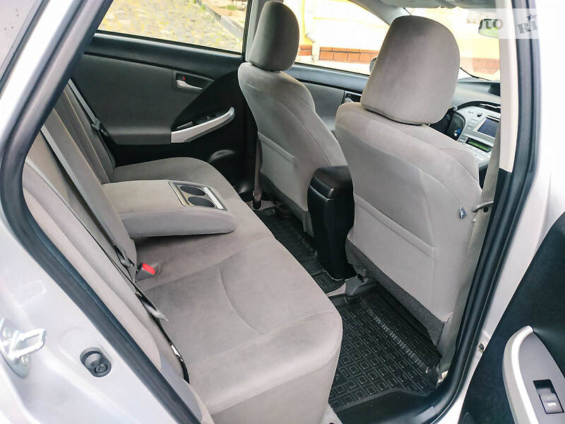 Седан Toyota Prius 2015 в Черновцах