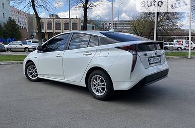 Седан Toyota Prius 2016 в Киеве