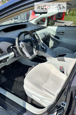 Хэтчбек Toyota Prius 2014 в 