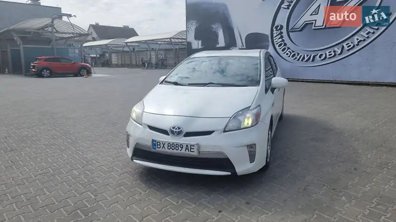Хэтчбек Toyota Prius 2013 в 