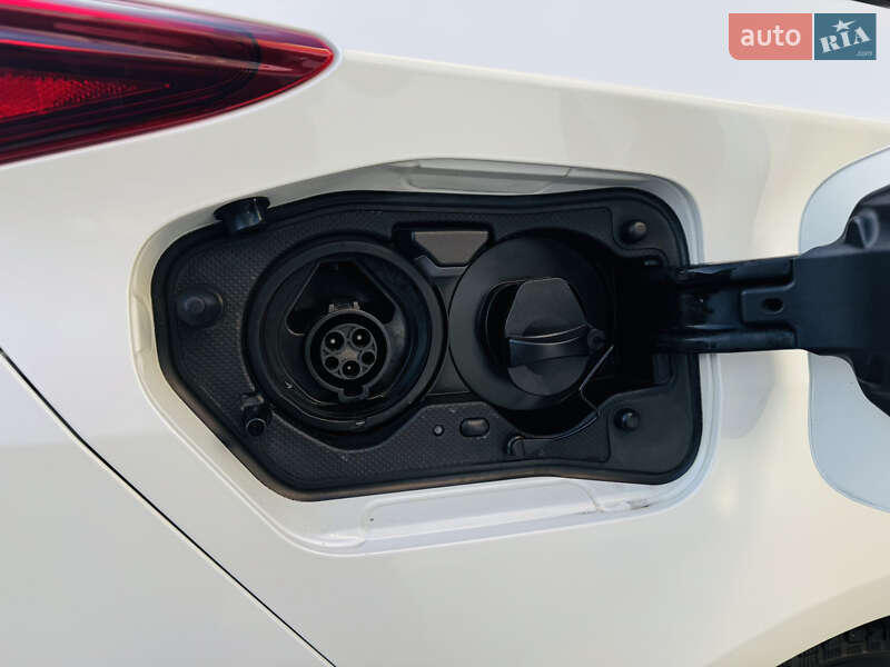 Хетчбек Toyota Prius 2017 в Києві