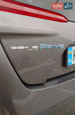 Хэтчбек Toyota Prius 2018 в 