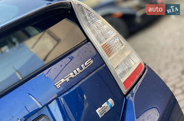 Хэтчбек Toyota Prius 2010 в 