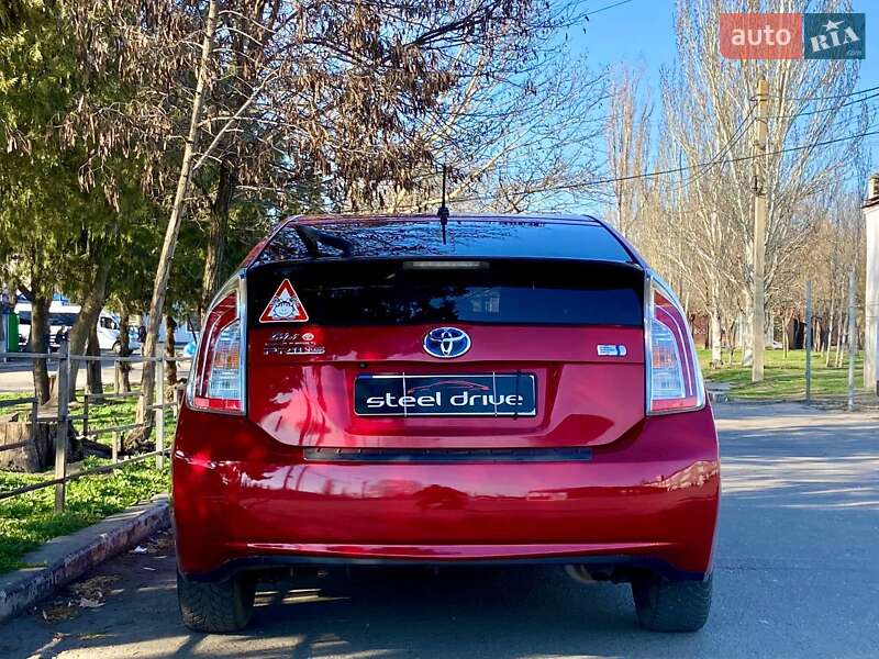 Хэтчбек Toyota Prius 2015 в Николаеве
