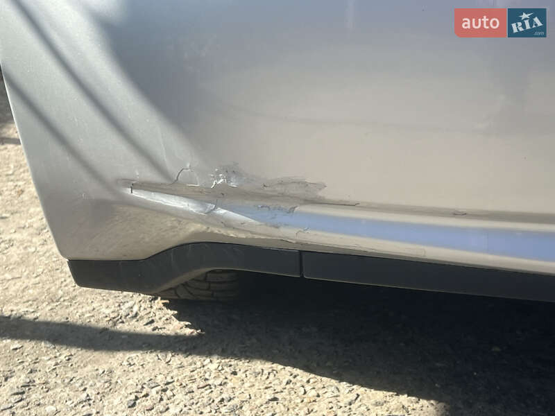 Хетчбек Toyota Prius 2014 в Дніпрі