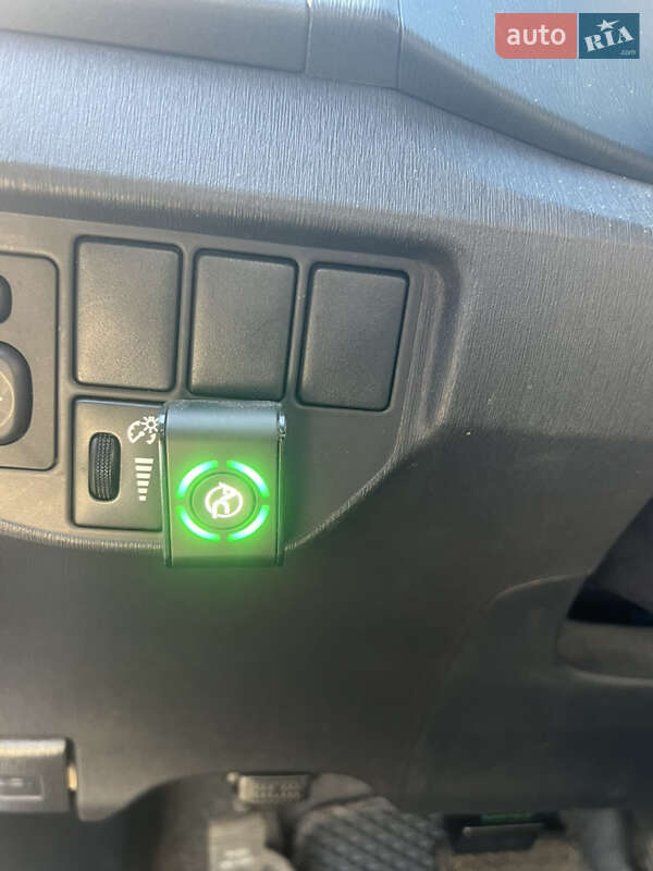 Хетчбек Toyota Prius 2014 в Дніпрі
