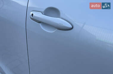 Хетчбек Toyota Prius 2017 в 