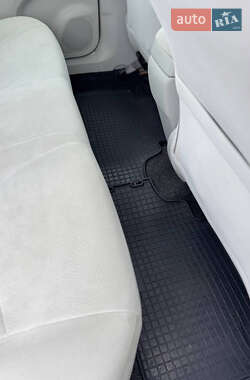 Хетчбек Toyota Prius 2012 в 