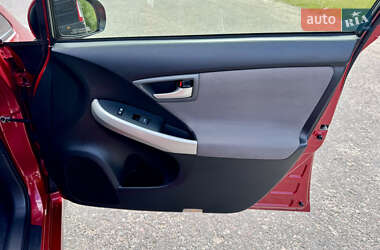 Хэтчбек Toyota Prius 2013 в 