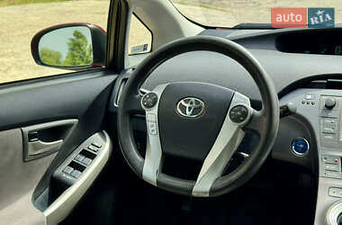 Хэтчбек Toyota Prius 2013 в 