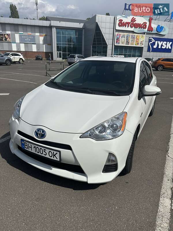 Хэтчбек Toyota Prius 2012 в 