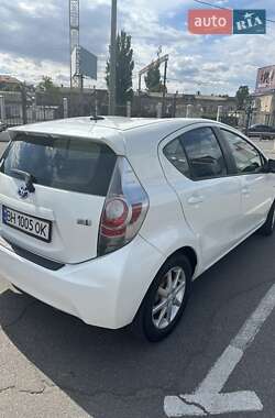 Хэтчбек Toyota Prius 2012 в 