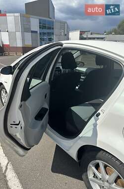 Хэтчбек Toyota Prius 2012 в 