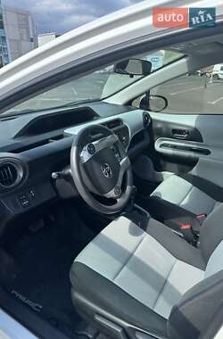 Хэтчбек Toyota Prius 2012 в 