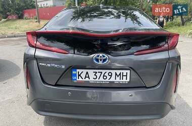 Хэтчбек Toyota Prius 2017 в 