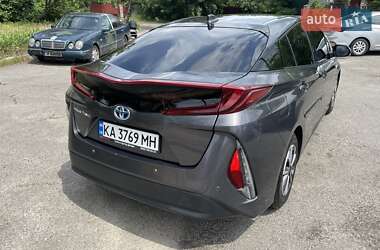 Хэтчбек Toyota Prius 2017 в 