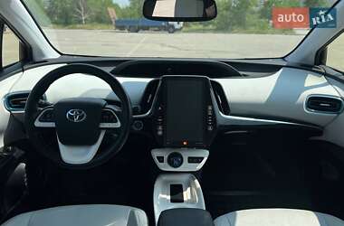 Хэтчбек Toyota Prius 2017 в 