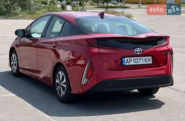 Хэтчбек Toyota Prius 2017 в 